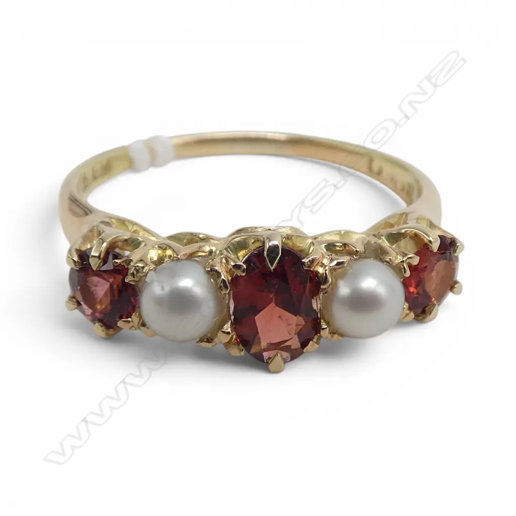 # 18ct YELLOW GOLD GARNET & PEARL DRESS RING. 3gms. SIZE Q Image 1++