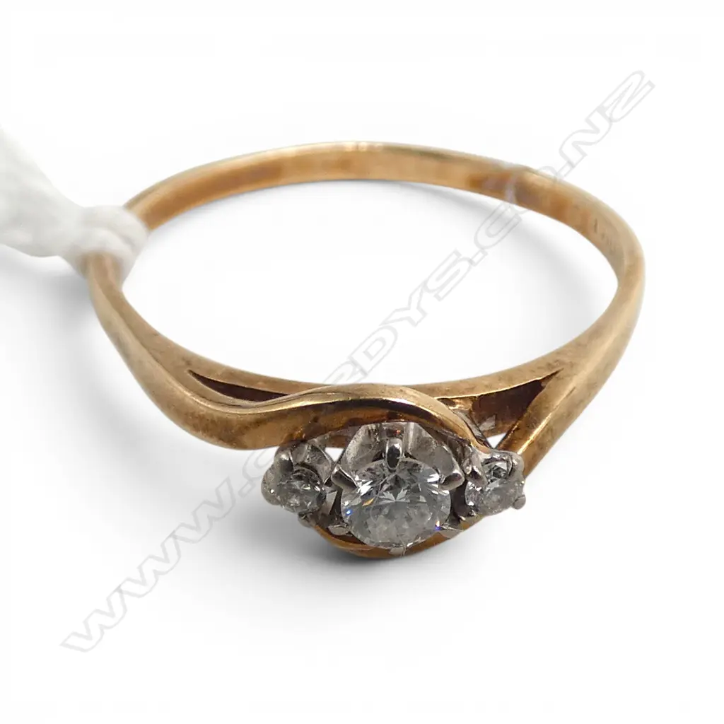 9CT 3 DIAMOND RING, 1.4gms SIZE N Image 1++