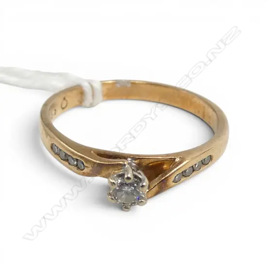 9CT SOL. DIAMOND RING with shoulder diamonds 1.9gms SIZE O