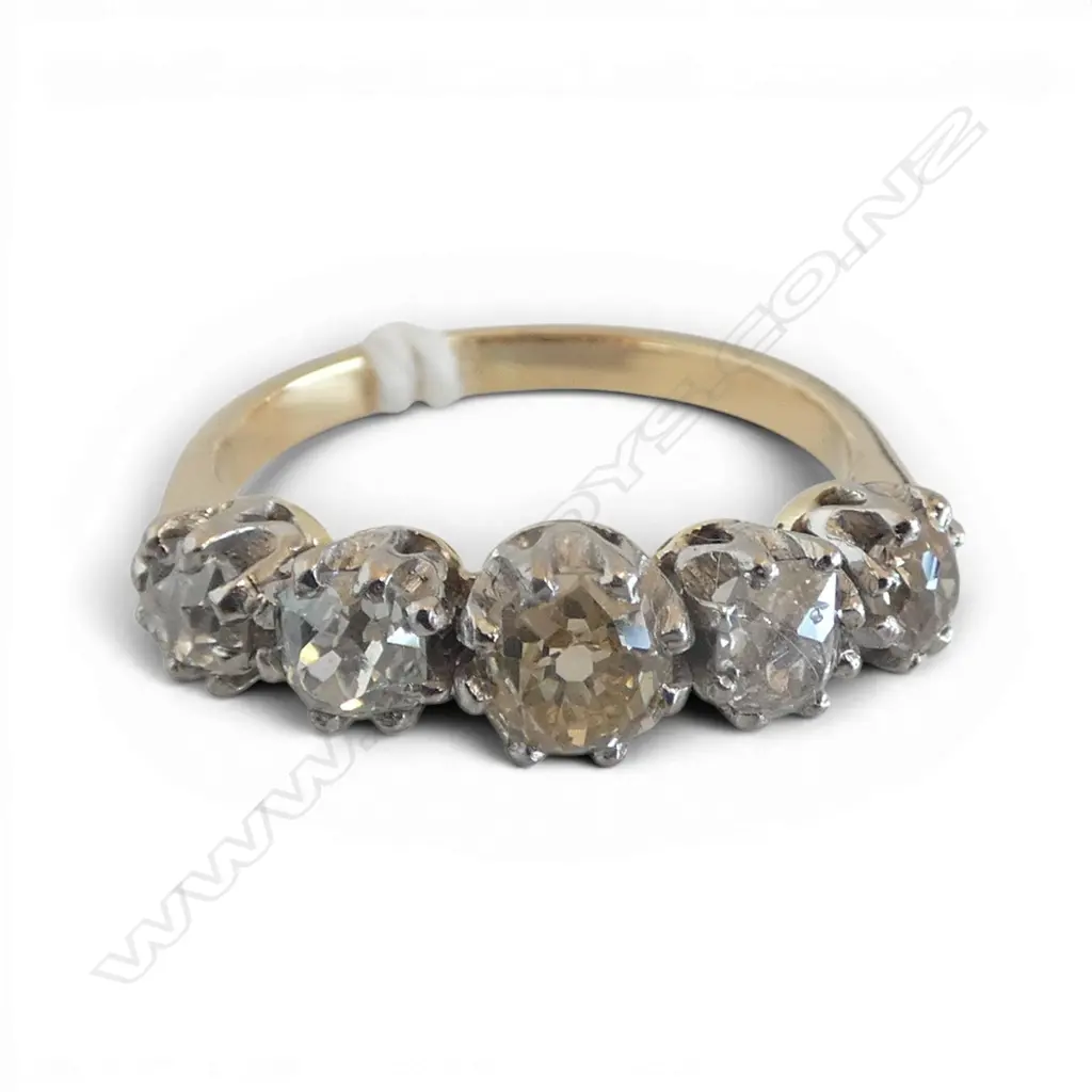 18ct & 5 DIAMOND w. central yellow diamond RING 3.55gms SIZE L Image 1++