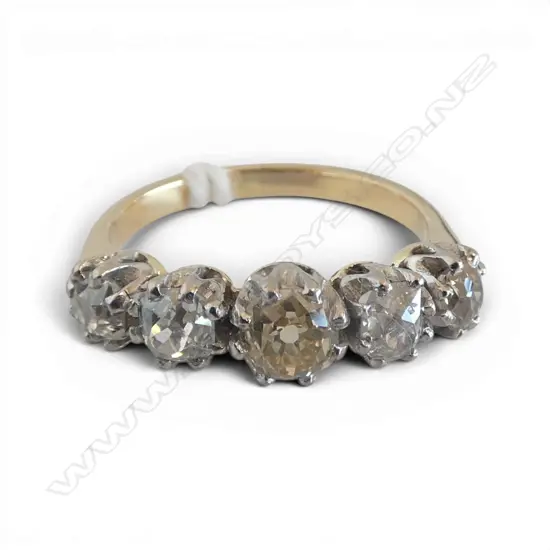 18ct & 5 DIAMOND w. central yellow diamond RING 3.55gms SIZE L