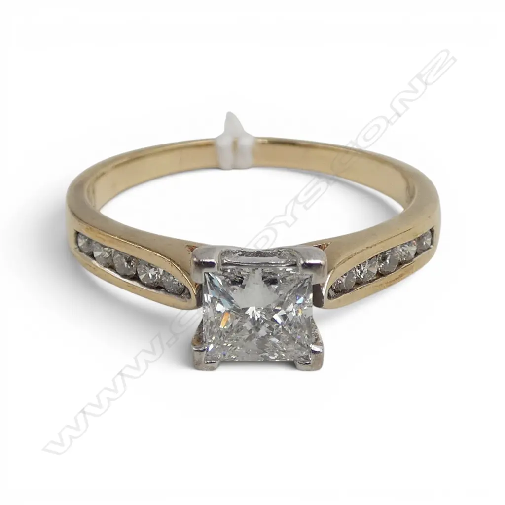 9ct & SOLITARIE DIAMOND RING, PRINCESS & 10 ROUND BRILLIANT CUTS, 1.20ct TDW, F, I1, 3.5gms SIZE T Image 1++