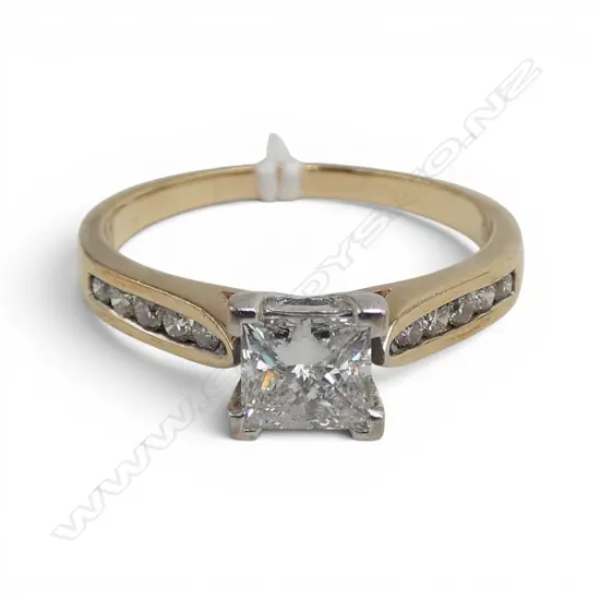 9ct & SOLITARIE DIAMOND RING, PRINCESS & 10 ROUND BRILLIANT CUTS, 1.20ct TDW, F, I1, 3.5gms SIZE T
