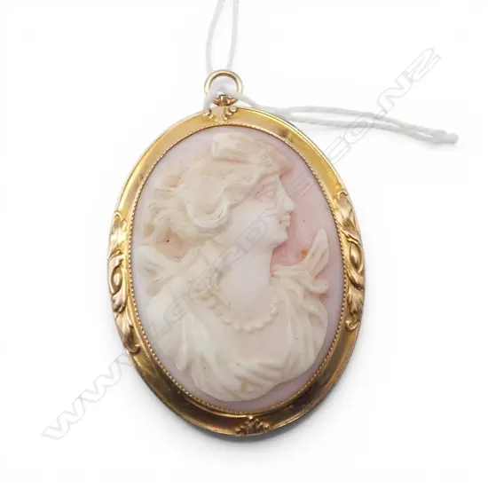 10ct GOLD FRAMED VINTAGE CAMEO BROOCH / PENDANT. pink background tone. 12.2gms