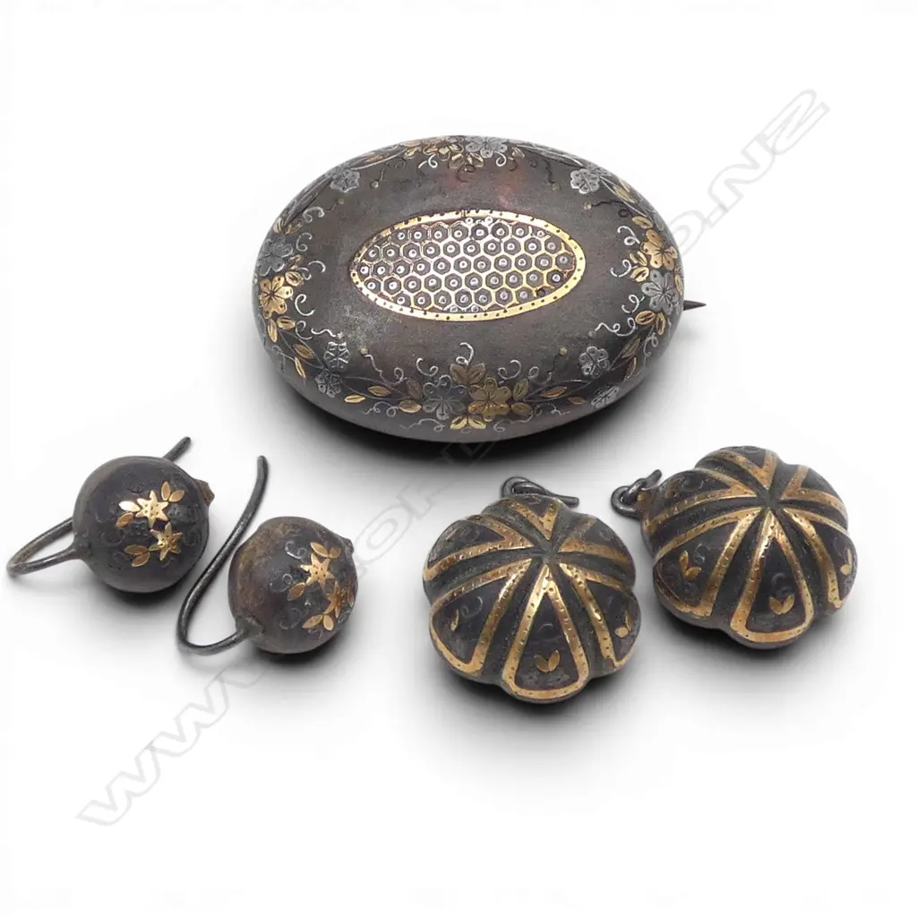 ANTIQUE INLAID GOLD & SILVER PIQUÉ WORK BROOCH w. 2 PRS PIQUÉ WORK EARRINGS Image 1++