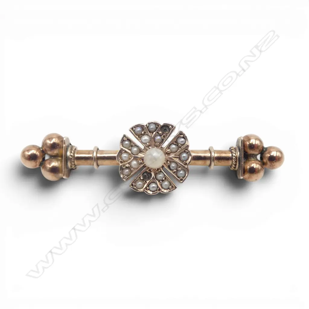 8CT BAR BROOCH, 2 SEED PEARLS MISSING 2.7gms Image 1++