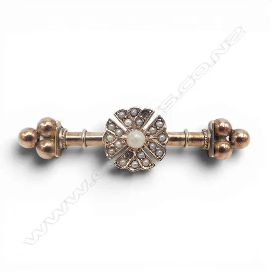 8CT BAR BROOCH, 2 SEED PEARLS MISSING 2.7gms