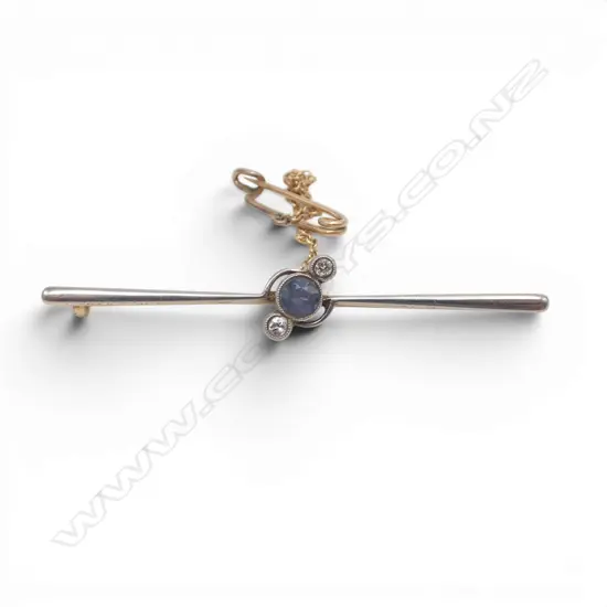 10CT WG SAPPHIRE & DIAMOND BAR BROOCH W.55mm 4.4gms