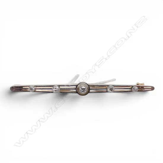 15CT DIAMOND BAR BROOCH W.50mm 3.3gms