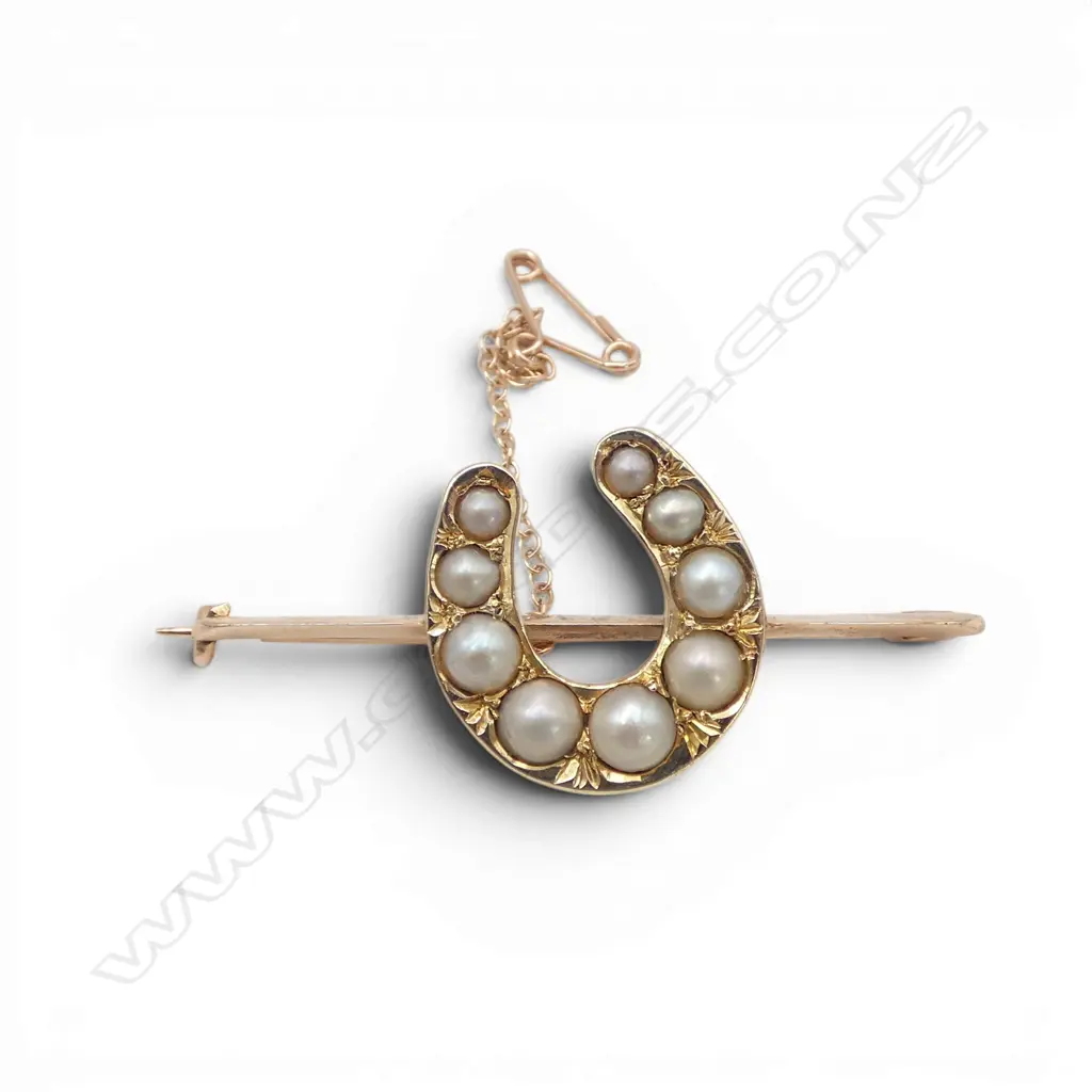 9CT SEED PEARL HORSE SHOE BAR BROOCH W.45mm 4.8gms Image 1++