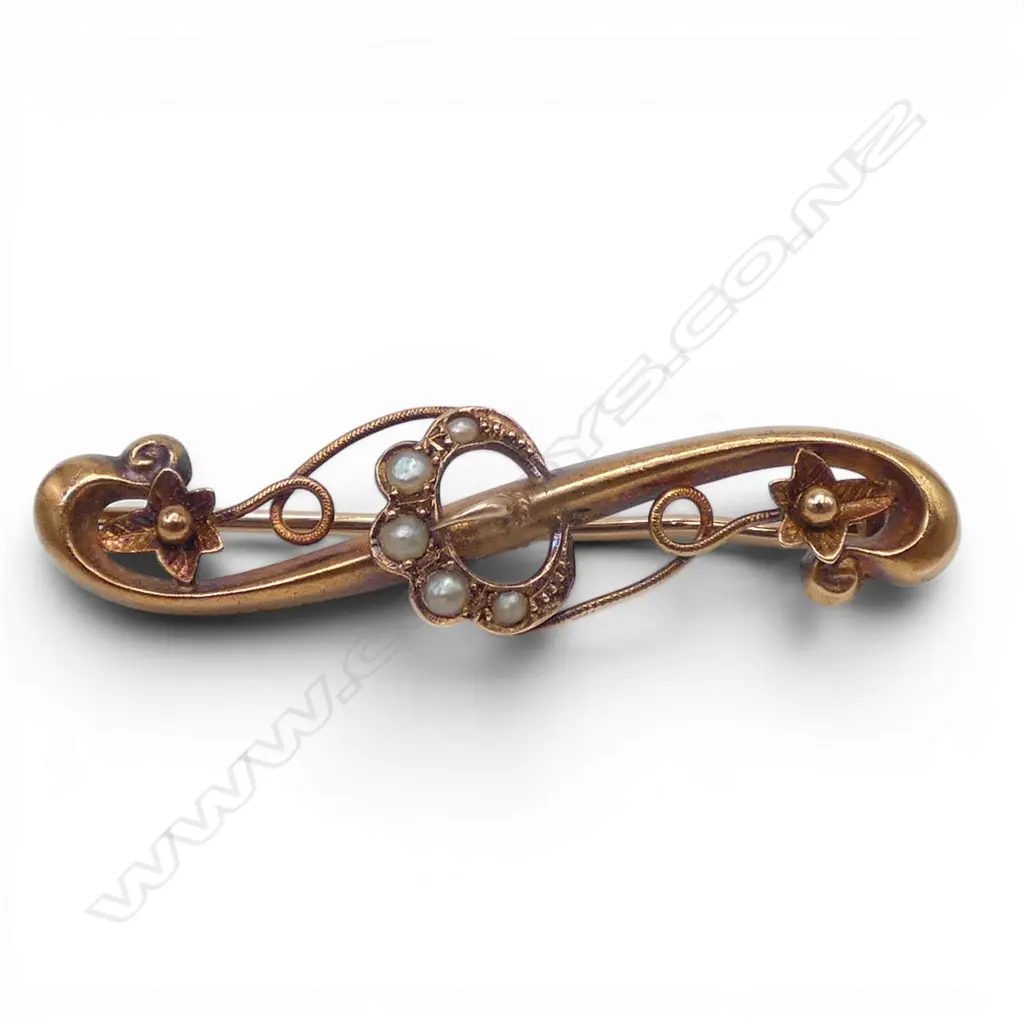 15ct GOLD SCROLLING BROOCH w seed pearls. Boxed. 2.48gms Image 1++
