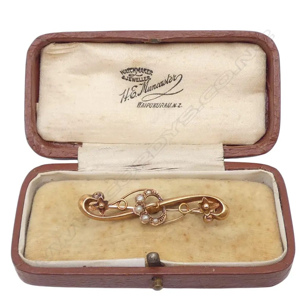 15ct GOLD SCROLLING BROOCH w seed pearls. Boxed. 2.48gms Image 1++