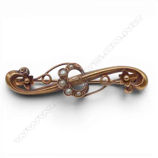 15ct GOLD SCROLLING BROOCH w seed pearls. Boxed. 2.48gms