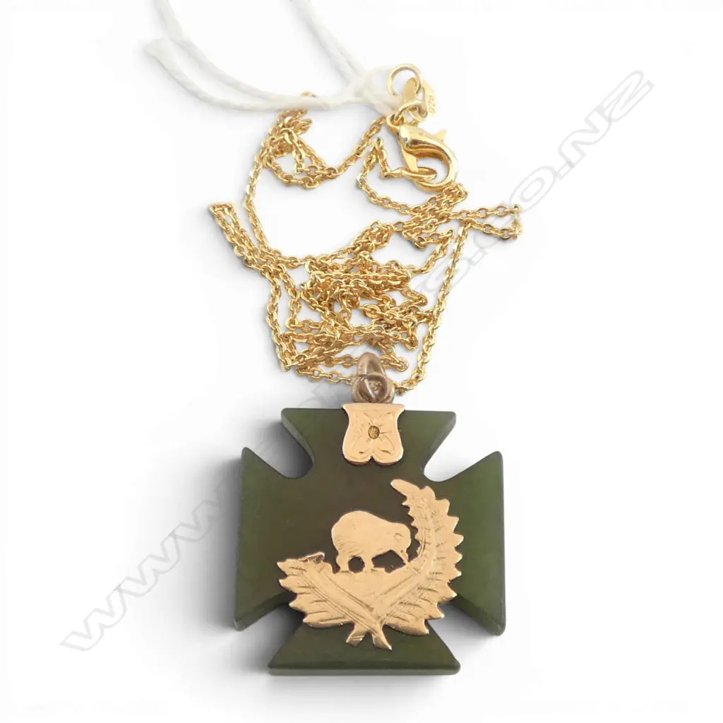 COLONIAL 9CT GREENSTONE MALTESE CROSS PENDANT FAULT TO FERN 22x25mm ON 925 SILVER GILT CHAIN Image 1++