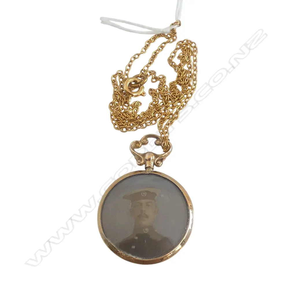 9CT DOUBLE SIDED PENDANT LOCKET w. 2 WWII PORTRAITS ON GILDED CHAIN 3.5gms Image 1++