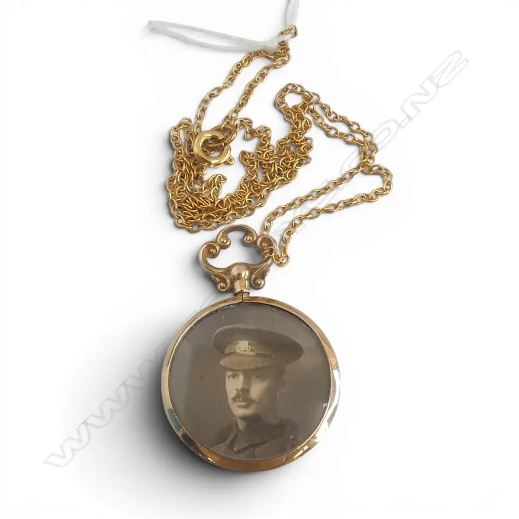 9CT DOUBLE SIDED PENDANT LOCKET w. 2 WWII PORTRAITS ON GILDED CHAIN 3.5gms Image 1++
