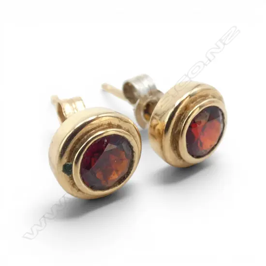 PR 9ct GOLD & GARNET STUD EARRINGS 1 w silver butterfly. 1.66gms