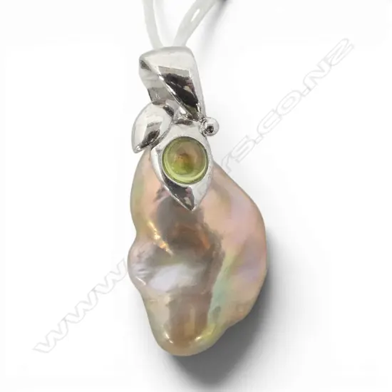 STG SILVER & LGE BLISTER PEARL PENDANT mounted w green gemstone
