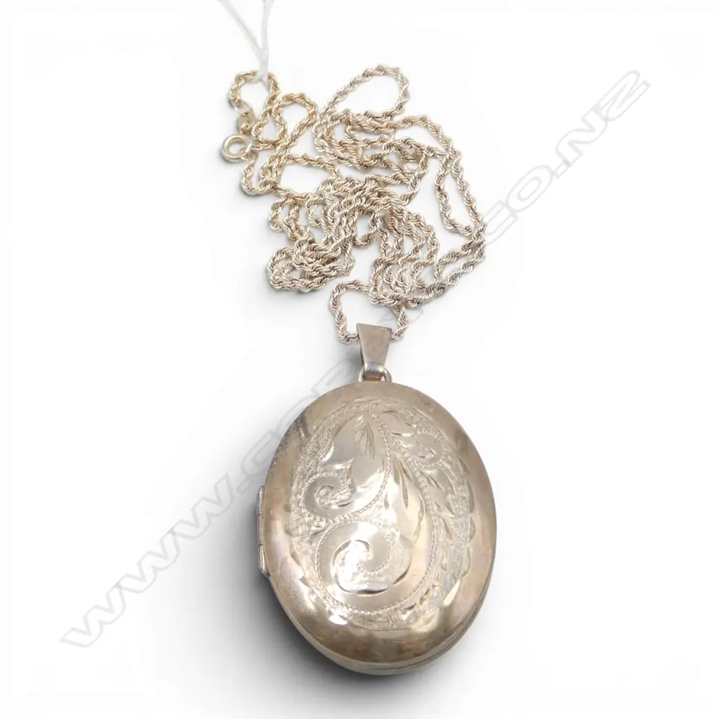 LARGE S/SILVER LOCKET ON S/SILVER CHAIN 27.2GMS Image 1++