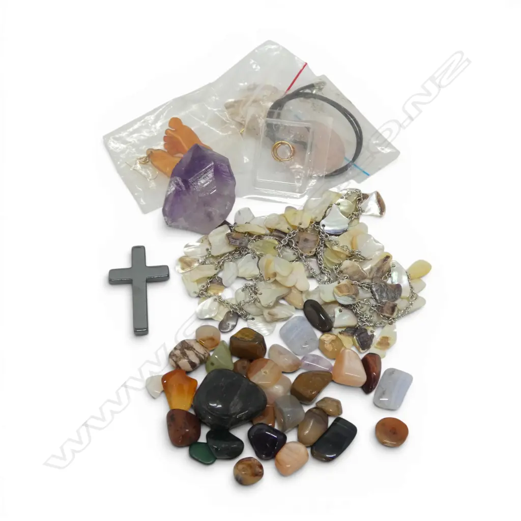 CARNELIAN FEET EARING (possibly gold hooks), OTHER JEWELLERY & SEMI-PRECIOUS STONES Image 1++