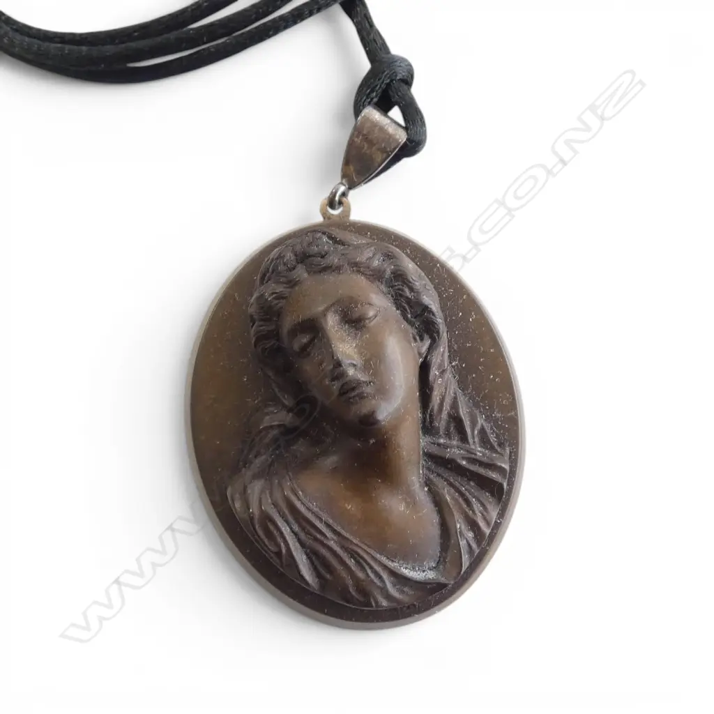 VULCANITE CAMEO NECKLACE H.50mm Image 1++