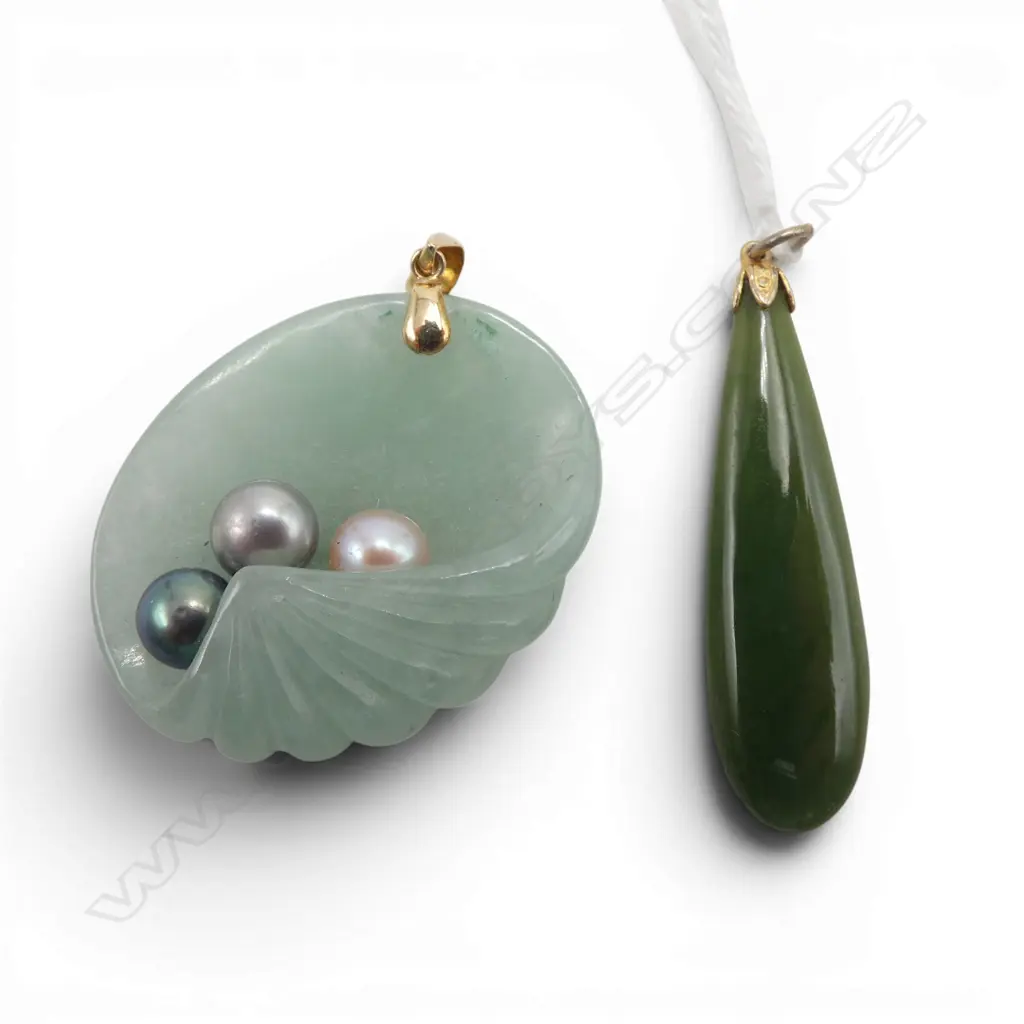 2 PENDANTS; JADE & PEARL w. 14CT BAIL 35x30mm + GREENSTONE L.45mm Image 1++
