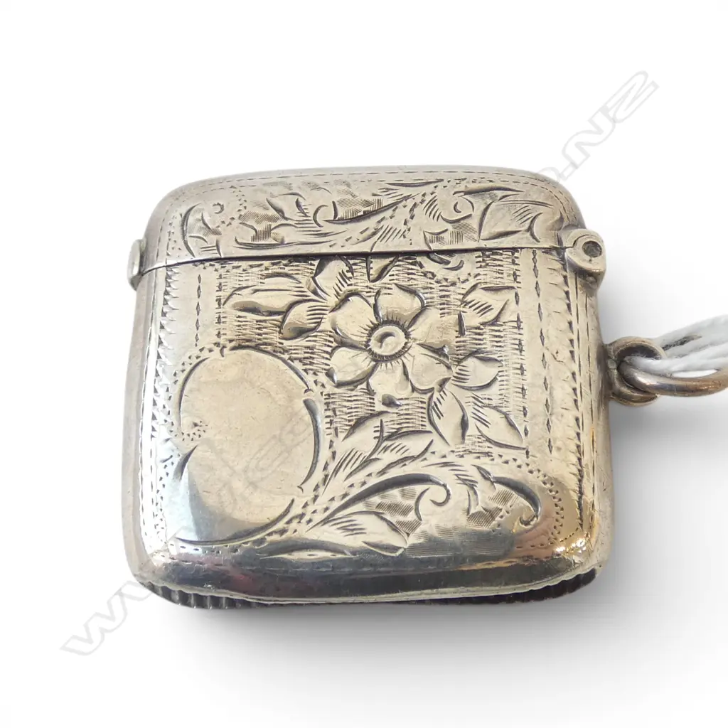SILVER ENGRAVED VESTA FAULTS Birmingham 1905. 18.6gms Image 1++