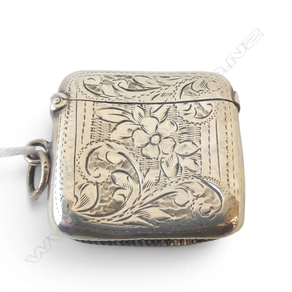 SILVER ENGRAVED VESTA FAULTS Birmingham 1905. 18.6gms Image 1++