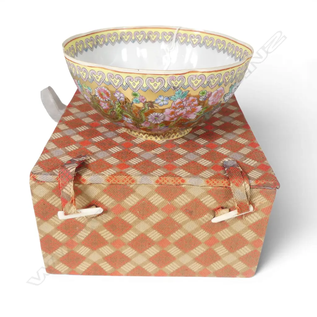 BOXED CHINESE FAMILLE ROSE EGG SHELL CHINA BOWL DIA 125MM IN ORIGINAL BOX Image 1++
