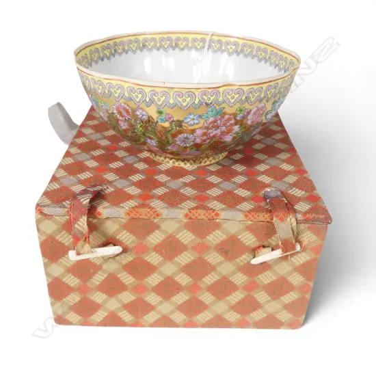 BOXED CHINESE FAMILLE ROSE EGG SHELL CHINA BOWL DIA 125MM IN ORIGINAL BOX