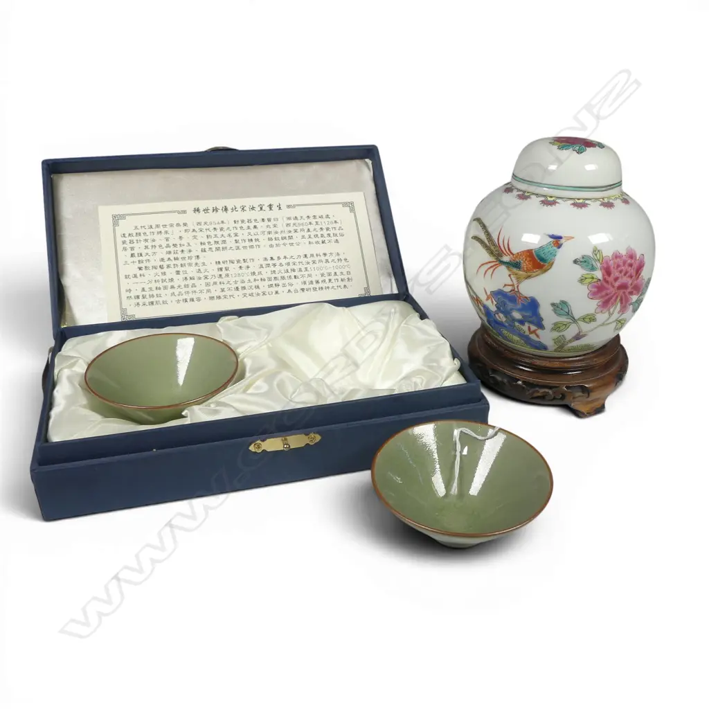 BOXED PR CHINESE CELODON CRACKLE GLAZE WINE CUPS DIA85MM & CHINESE LIDDED GINGER JAR ON WOOD STAND H160MM Image 1++