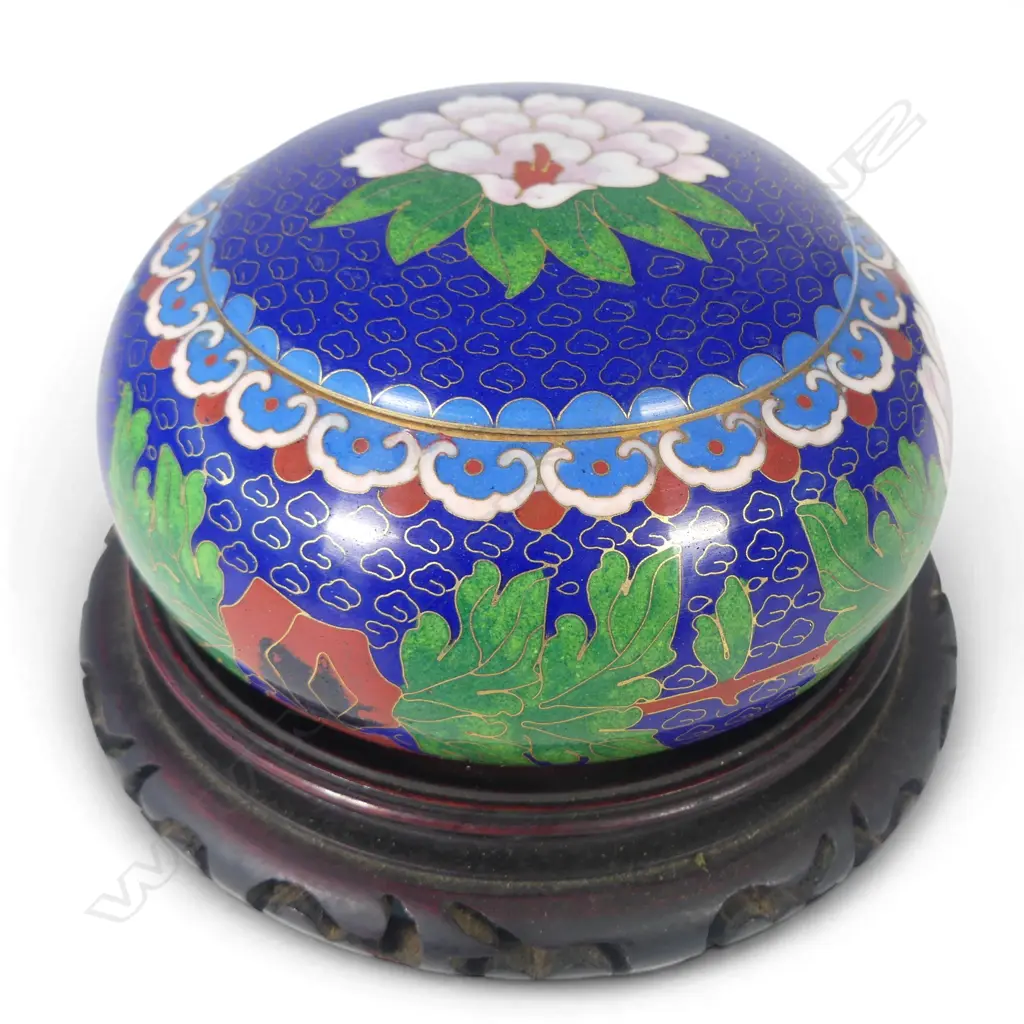 CHINESE BLUE & FLORAL CLOISONE LIDDED BOWL ON WOOD STAND DIA150MM Image 1++