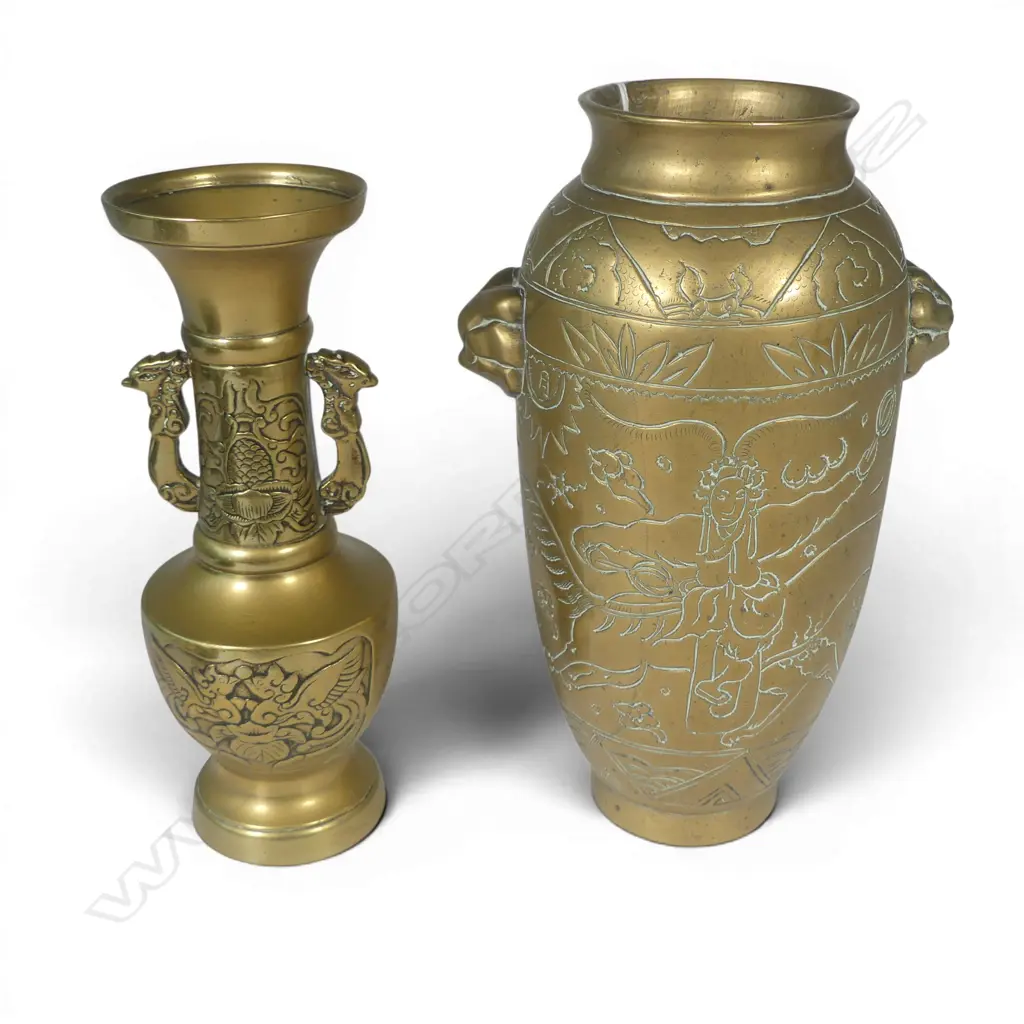 2 VINTAGE CHINESE BRASS VASES. Tallest 210mm Image 1++