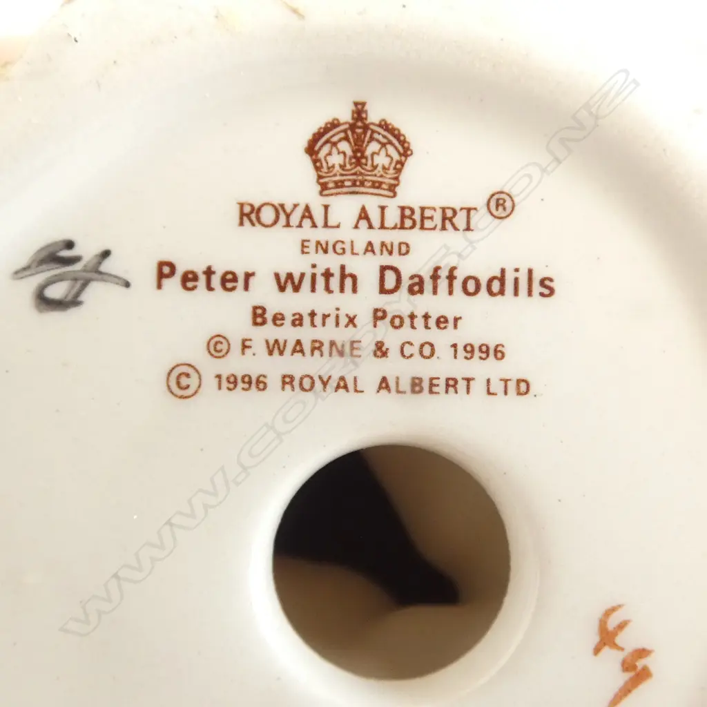 ROYAL ALBERT BEATRIX POTTER 'PETER WITH DAFFODILS', H.110mm, brown backstamp 1989-1998 Image 1++