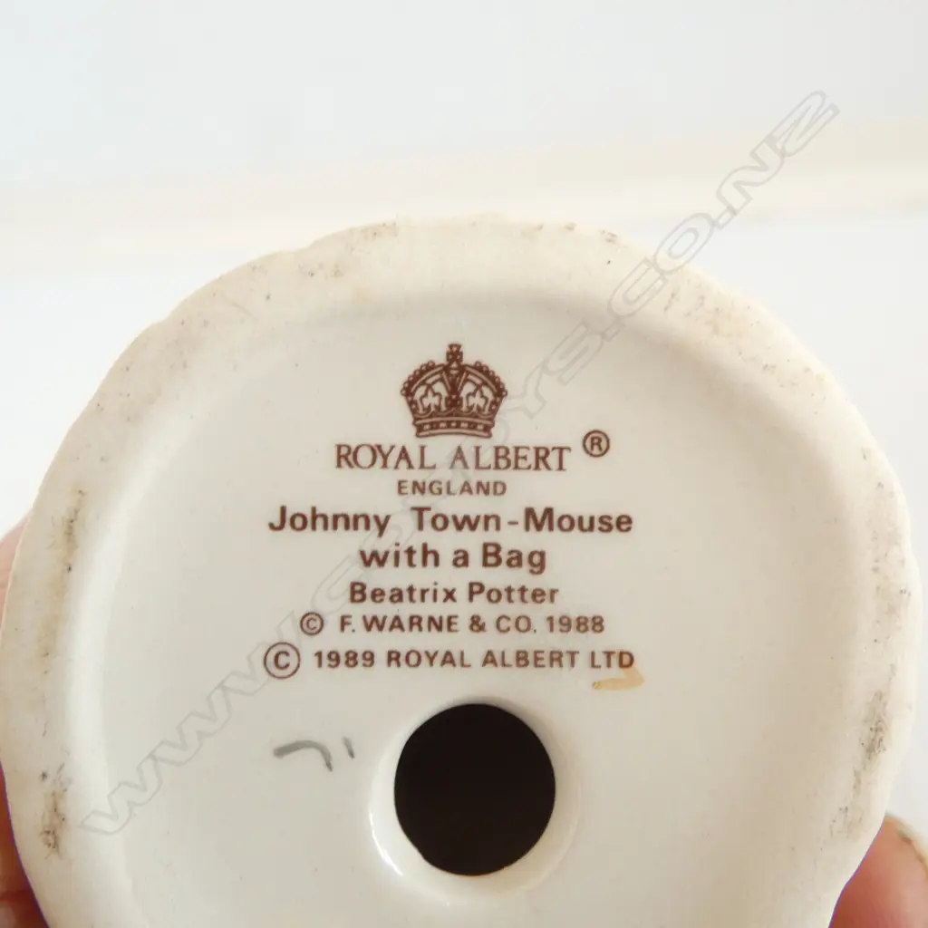 ROYAL ALBERT BEATRIX POTTER 'JOHNNY TOWN-MOUSE with a BAG', H.85mm Image 1++
