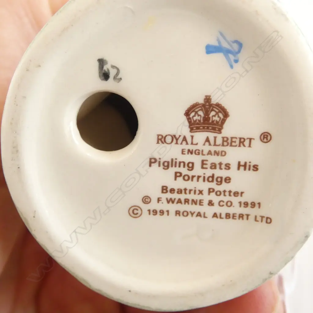 ROYAL ALBERT BEATRIX POTTER 'PIGLING EATS HIS PORRIDGE', H.105mm Image 1++