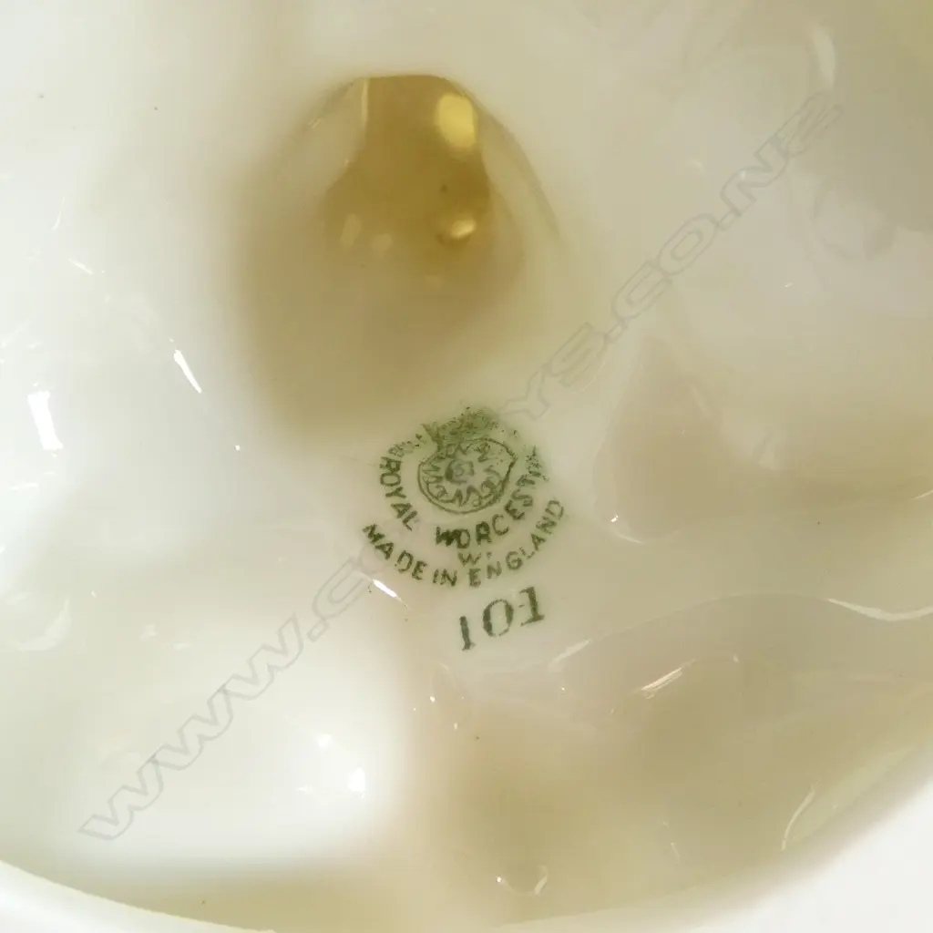 R/WORCESTER NAUTILIS SHELL VASE SUPPORTED BY CORAL BRANCHES & SEASHELLS OROUND BASE H168MM Image 1++