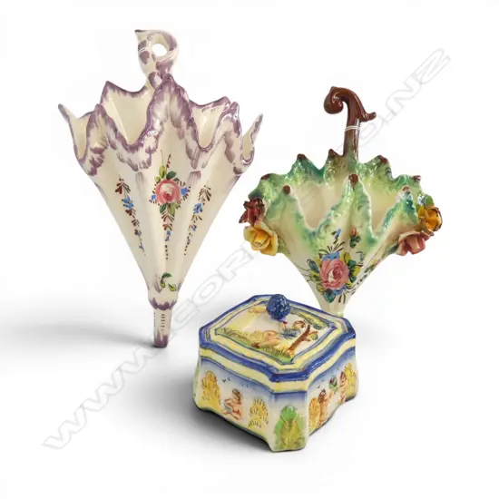 2 ITALIAN MAJOLICA PARASOL WALL POCKETS L250MM & LIDDED BOX DIA 100MM