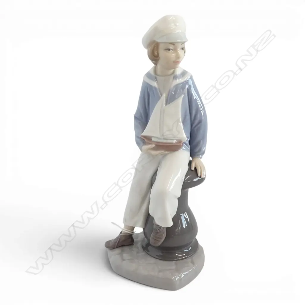 LLADRO #4810 BOY WITH YACHT H.230mm Image 1++