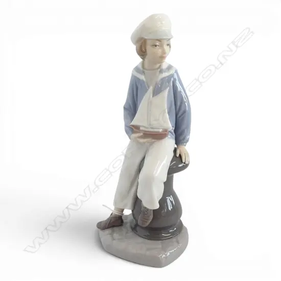 LLADRO #4810 BOY WITH YACHT H.230mm