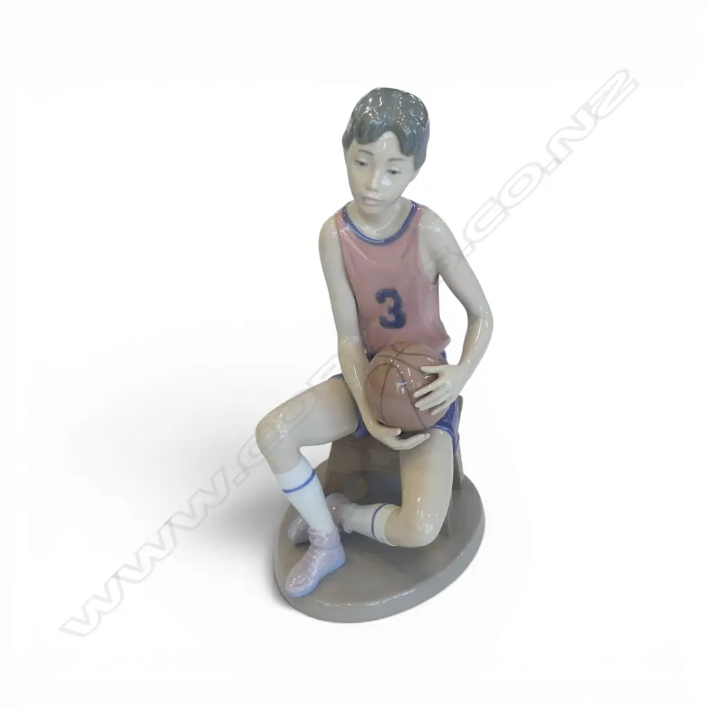 LLADRO #6091 BASKETBALL PLAYER H.225mm Image 1++