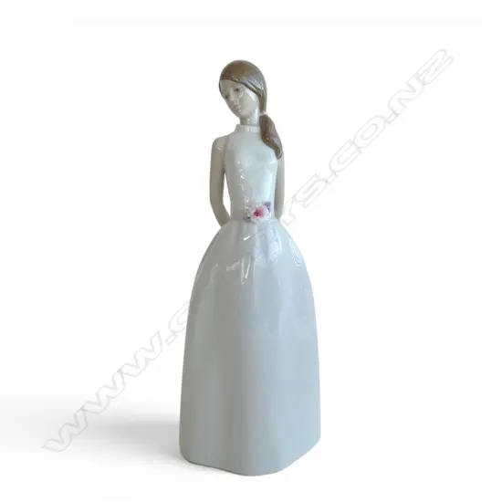LLADRO 'SWEET ADOLESCENCE' FIGURINE w. box H.320mm