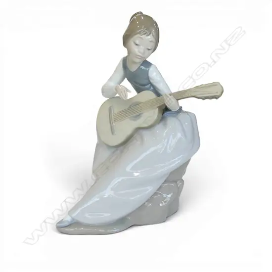 NOA GIRL w. GUITAR H.250mm