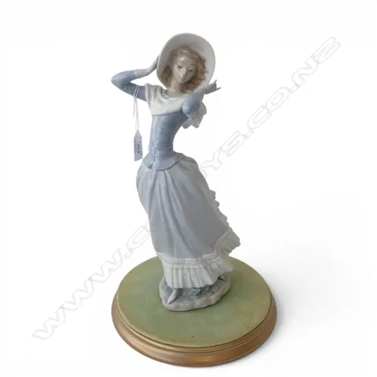LLADRO #4936 SPRING BREEZE H.340mm + BASE