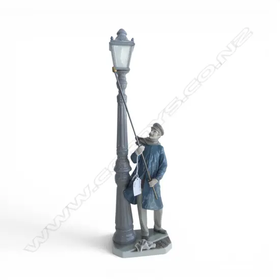 LLADRO 'LAMPLIGHTER' FIGURINE w. box H.480mm