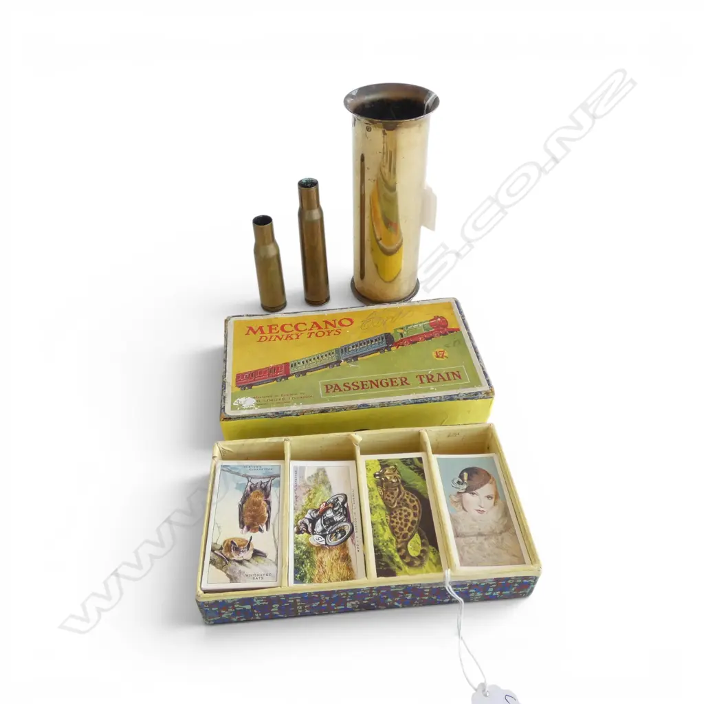 BOX VINTAGE CIGARETTE CARDS & TRENCH ART BRASS SHELL CASING VASE + SHELL CASINGS Image 1++