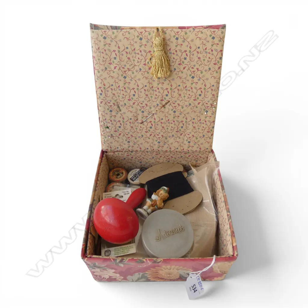 SEWING BOX w. ASST. SEWING / CRAFT Image 1++