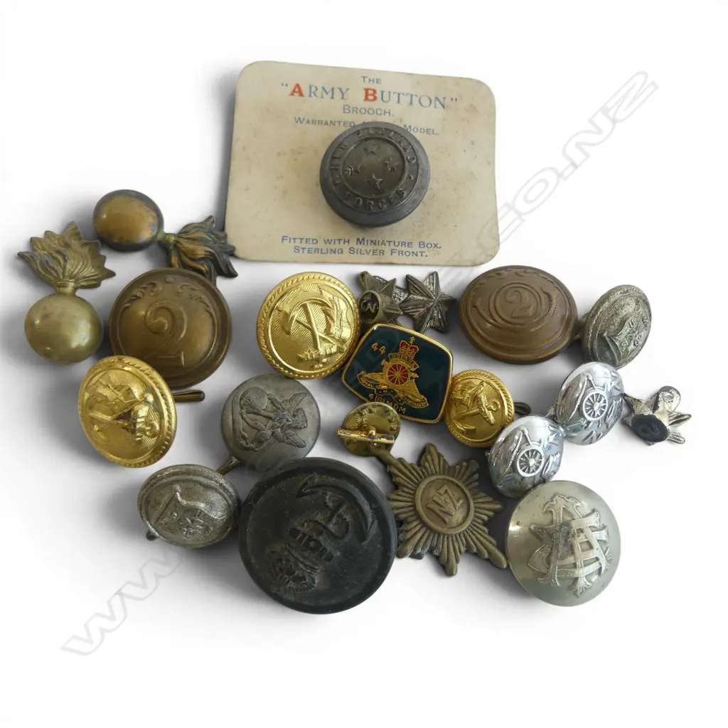COLLECTION OF MILITARY BUTTONS AND BADGES mostly New Zealand Image 1++