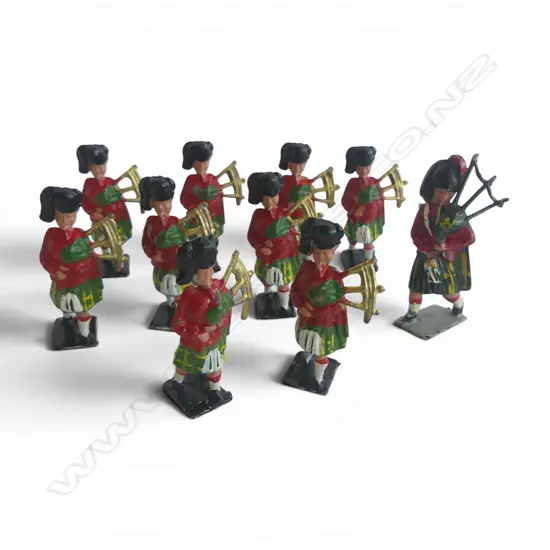 TEN VINTAGE LEAD TOYS HIGHLANDER BANDSMEN, H.55MM