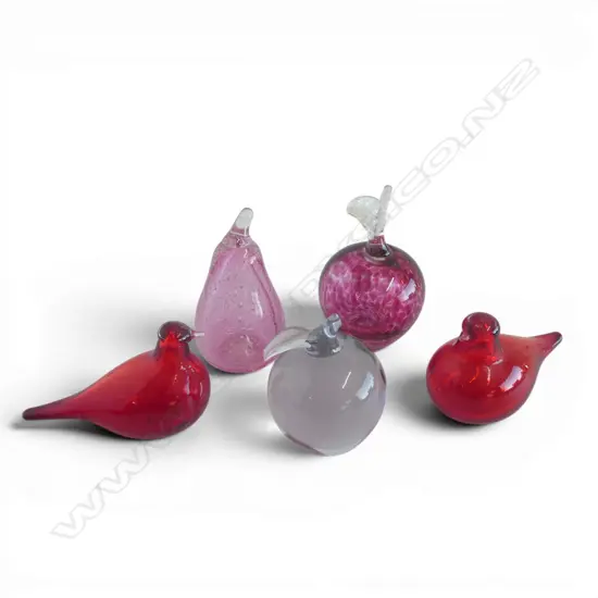 3 HAND BLOWEN GLASS FRUITS H130MM & 2 ITALIAN SIGNED RED GLASS BIRDS L120MM